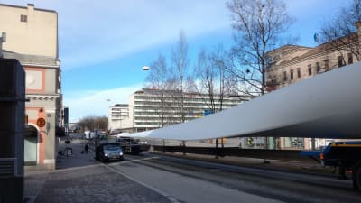 Jättetransport med vindmöllevingar från Vasa till Jeppo.