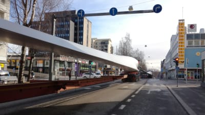 Jättetransport med vindmöllevingar från Vasa till Jeppo.