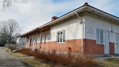 Ungdomsgården i Ingå är en byggnad i rött och vitt.