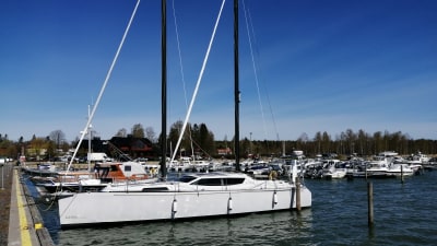 Segelbåt i småbåtshamnen i Ingå.