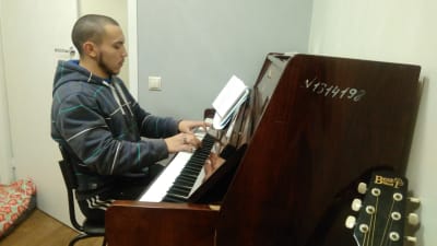 Aleksej har lärt sig själv spela både piano och gitarr. 