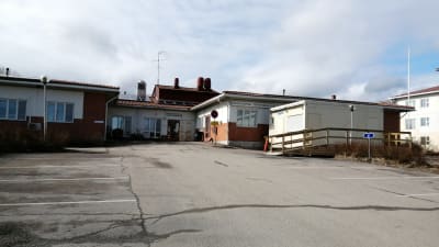 En röd-vit byggnad som är Ingå hälsocentral.