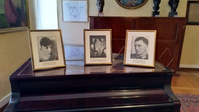 Fotografier står på ett piano. De föreställer bröderna Berthold t.v. och Claus von Stauffenberg t.h.