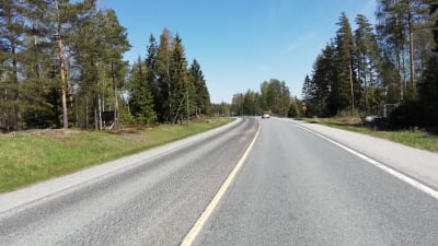 En bil kör på stamväg 51 i Ingå.