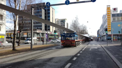 Jättetransport med vindmöllevingar från Vasa till Jeppo.