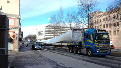 Jättetransport med vindmöllevingar från Vasa till Jeppo.