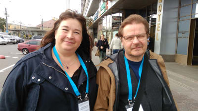 Konstnärerna Tuija Hirvonen-Puhakka och Pertti Karjalainen