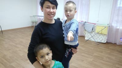 Direktör Viktorija Sjutova med pojkarna Artem och Damir.