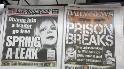 Tidningar med nyheten om att Chelsea Manning blir frisläppt på första sidan.