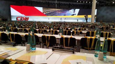 En bild från en stor sal med många stolar. Mötet är för Tysklands kristdemokratiska union.