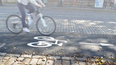 hjulen på cyle på cykelväg