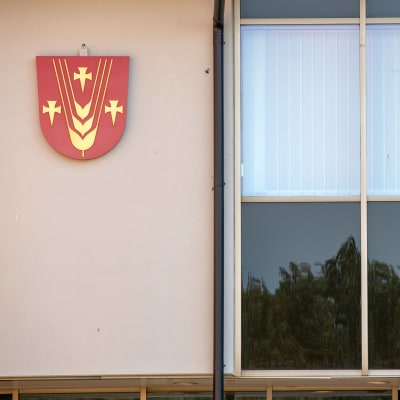 Pedersören kunnan vaakuna kunnantalon seinässä.