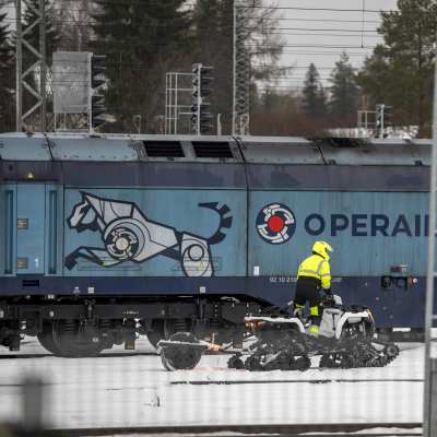 Operailin veturi Vainikkalan rautatieasemalla.