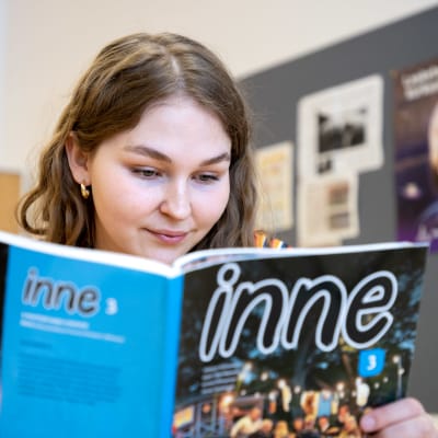 Lukiolainen Aino Uusitalo lukemassa ruotsin kielen ylioppilaskirjoituksiin.
