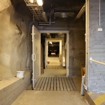 Flera tunga dörrar står öppna i skyddsrummet Grottan i Pargas.