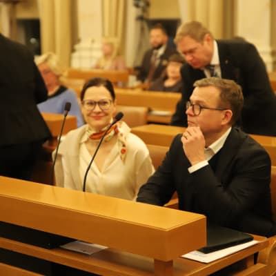 Pormestari Minna Arve istuu ilahtuneen näköisenä pääministeri Petteri Orpon vieressä Turun valtuustossa.
