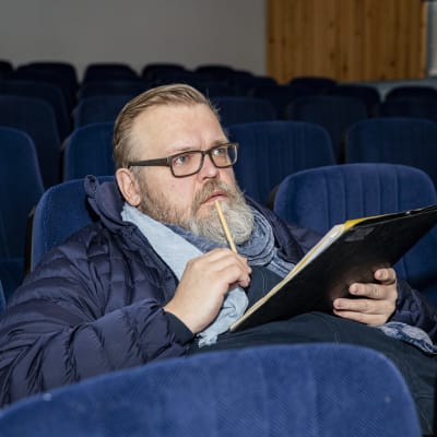 ohjaaja Kai-Erik Känsälä katsoo esitystä