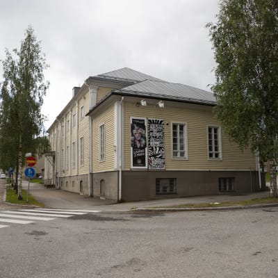 Kajaanin kaupunginteatterin Sissilinnan seinällä on juliste, jossa lukee "sissilinnan näyttämö on evakossa seminaarilla 1.8.2020 alkaen".