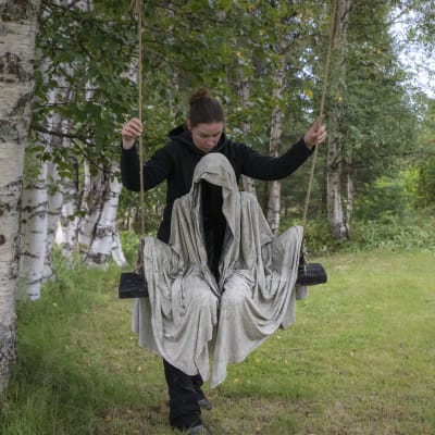 Hanna Pilve-Salminen keinuttaa haamuhahmoa keinussa