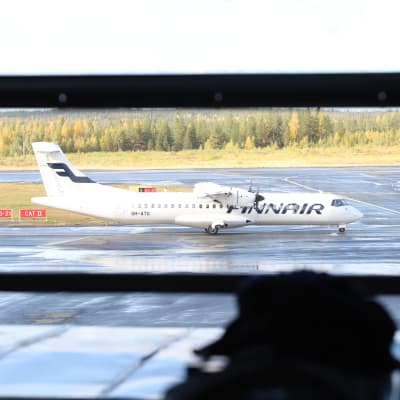 Lentokone kiihdyttää Rovaniemen lentokentällä syyskuussa
