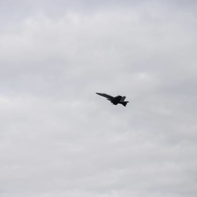 Ilmavoimien Hornet-hävittäjä nousee ilmaan Kajaanin lentokentällä