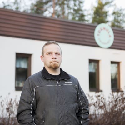 Isä Mikko Alasalmi Touhula Kettukallion päiväkodin edessä, jossa hänen poikansa kävi ennen asbestilöydöstä.
