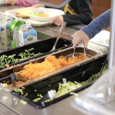 Salaattitarjoilu koulun ruokalassa