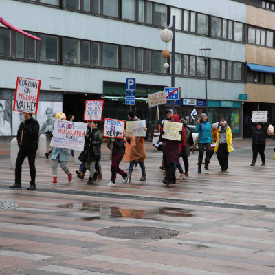 Koronatoimia vastustavat mielenosoitus kulki Seinäjoella.