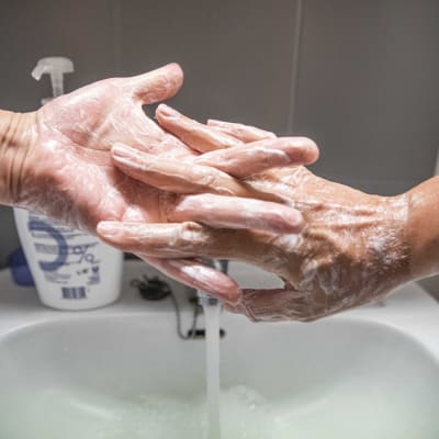 Mies pesee kätensä.
