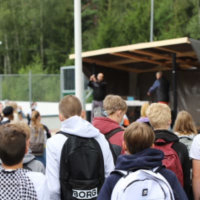 Meri-Porin koululaiset katsovat lavan edessä Pyhimyksen ja Eino Grönin esiintymistä