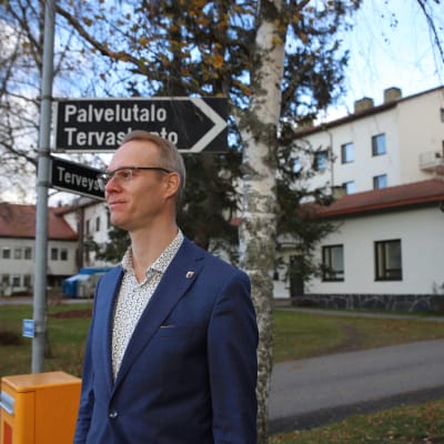 Kaupunginjohtaja Sami Suikkanen seisoo terveyskeskuksen edustalla.