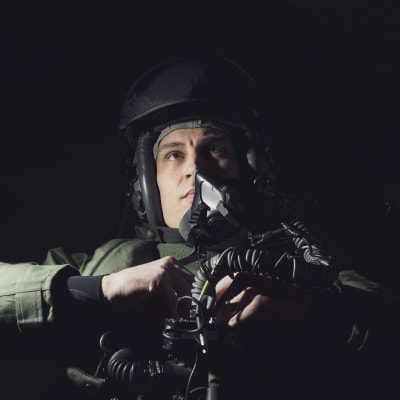 Hävittäjälentäjä  Aleksi Ritvos pukee lentäjän varusteet ylleen.