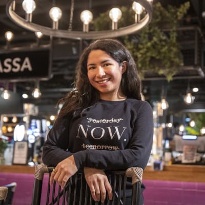 Jade Jimenez poseeraa kameralle ravintolassa.