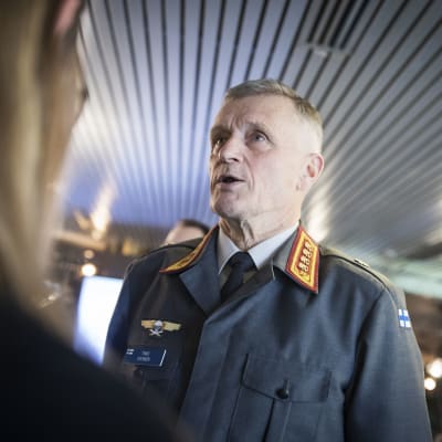 Försvarsmaktens kommendör Timo Kivinen i uniform svarar på journalisters frågor-