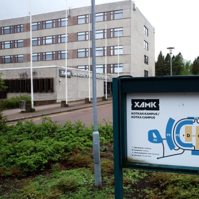 Kaakkois-Suomen ammattikorkeakoulun Kotkan kampuksen päärakennuksen edessä opastetaulu