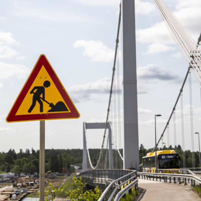 En trafikskylt med varning för vägarbeten vid Rävsundsbron mellan S:t Karins och Pargas.