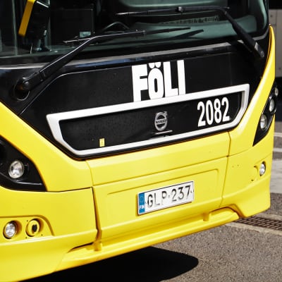 Fölin bussi lähikuvassa kadun varrella.