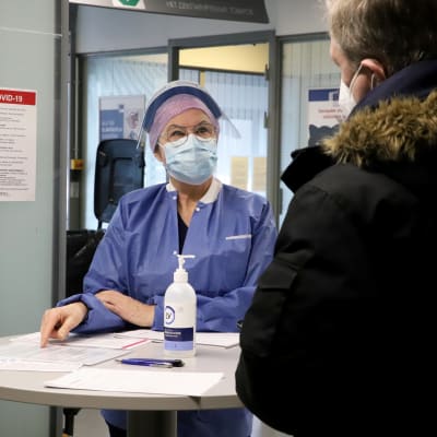 sairaanhoitaja Birgit Salmenhaara Vaalimaan raja-aseman koronatestauspisteellä.