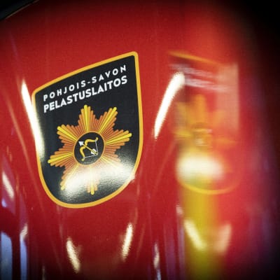 Pelastuajoneuvon kyljessä pelastuslaitoksen logo.