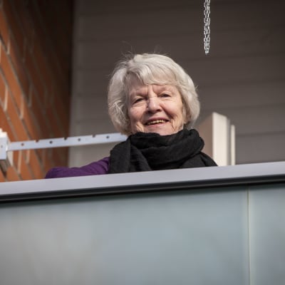 Eila Turkka asuntonsa parvekkeella Kuopiossa