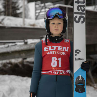 Anton Majander (Kouvolan hiihtoseura) Kouvolan Palomäellä mäkihyppypuku päällä ja sukset kädessään.