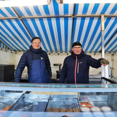 Fiskhandlarna Teppo Merisaari och Stefan Rehn säljer fisk. 