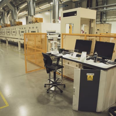 Varkauden akkutehdas European Batteries sisältä.