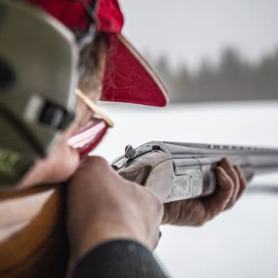 Siilinjärven urheiluampujien puheenjohtaja Seppo Mahlamäki ampuu haulikolla Siilinjärven ampumaradalla