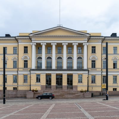 Helsingin yliopiston vaaleankeltainen päärakennus.