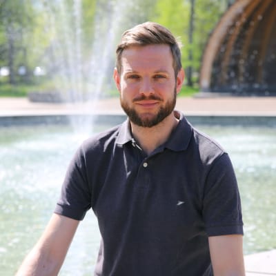 Ylen entinen Moskovan-kirjeenvaihtaja Erkka Mikkonen Kouvolan Jaakonpuistossa.