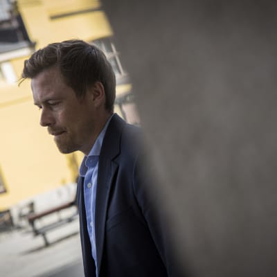 Nordean ekonomisti seisoo kävelykadulla Kuopiossa.