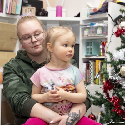 Laura Leinonen ja hänen tyttärensä Aurora kotonaan joulunodotustunnelmissa