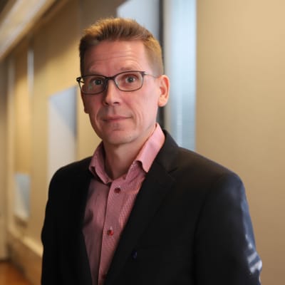 Sami Virtanen Kotkan kaupungintalolla.