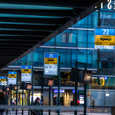 Busshållplatser vid Elielplatsen i Helsingfors.